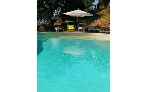 La Casa nel Borgo: Wasser, Schwimmbad, Regenschirm, Azurblau, Baum, Schatten, Rechteck, Pflanze, Gartenmöbel, Aqua