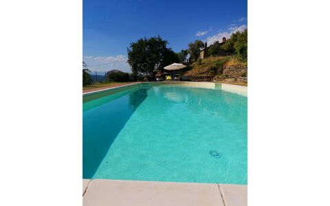 La Casa nel Borgo: Wasser, Himmel, Schwimmbad, Baum, Pflanze, Rechteck, Natürliche Landschaft, Schatten, Gras, Tabelle