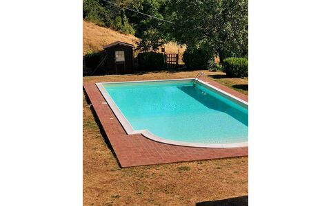 La Casa nel Borgo: Wasser, Möbel, Schwimmbad, Gebäude, Tabelle, Schatten, Gartenmöbel, Rechteck, Baum, Holz