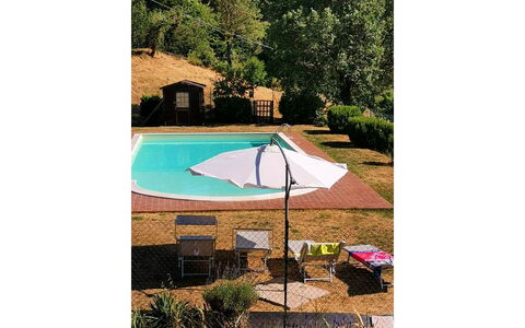 La Casa nel Borgo: Pflanze, Regenschirm, Eigentum, Baum, Schatten, Wasser, Gartenmöbel, Rechteck, Natürliche Landschaft, Haus
