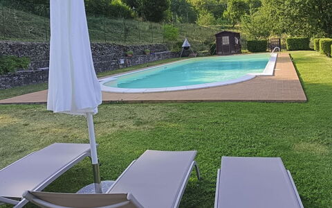 La Casa nel Borgo: Blau, Schwimmbad, Verbundwerkstoff, Resort, Schatten, Eco Hotel, Water Feature, Hazienda, Landscaping, Thermae