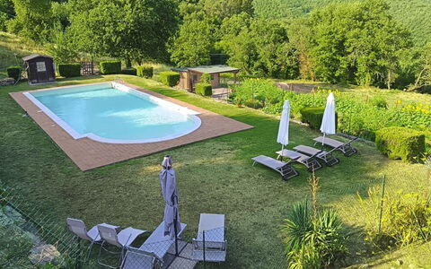 La Casa nel Borgo: Blau, Schwimmbad, Verbundwerkstoff, Resort, Schatten, Eco Hotel, Water Feature, Hazienda, Landscaping, Thermae