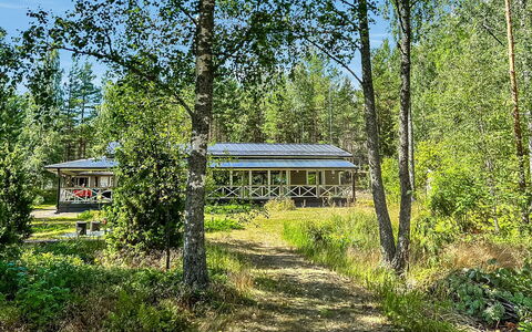 Villa Blombacka: Bett, Möbel, Schlafzimmer, Interior Design, Bedding, Bettdecke, Flooring, Holz, Fussboden, Zimmer