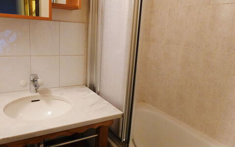 Argentière 200: Badezimmer, Eigentum, Zimmer, Fliese, Wand, Zapfhahn, Bad Sink, Fussboden, Sinken, Marmor