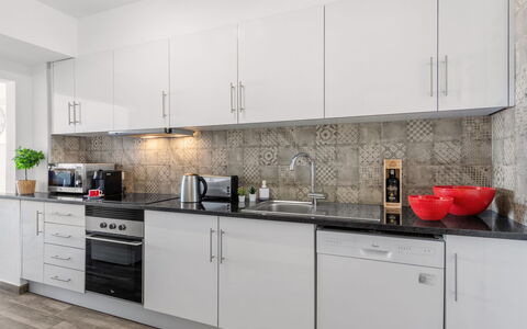 Happy Moments: Cabinetry, Countertop, Spüle, Zapfhahn, Sinken, Herd, Küche, Holz, Gebäude, Küchengerät