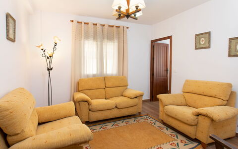 Patio de Las Granadas: Möbel, Couch, Bilderrahmen, Gebäude, Tabelle, Holz, Beleuchtung, Interior Design, Haus, Fussboden