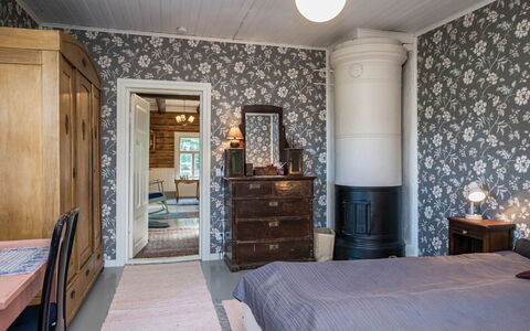 Kekkola: Bett, Möbel, Schlafzimmer, Interior Design, Bedding, Bettdecke, Flooring, Holz, Fussboden, Zimmer