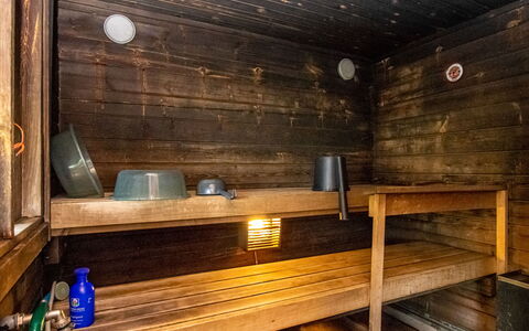 Kekkola: Bett, Möbel, Schlafzimmer, Interior Design, Bedding, Bettdecke, Flooring, Holz, Fussboden, Zimmer