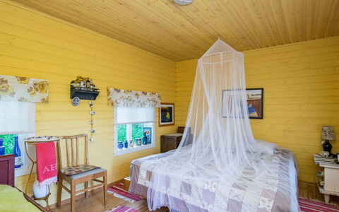 Kekkola: Bett, Möbel, Schlafzimmer, Interior Design, Bedding, Bettdecke, Flooring, Holz, Fussboden, Zimmer