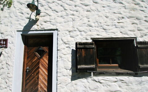 Vogelhütte: Holz, Fenster, Gebäude, Fassade, Tür, Rechteck, Backstein, Steinwand, Dach, Schatten