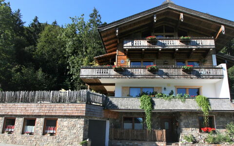 Chalet Astholz: Pflanze, Himmel, Baum, Freizeit, Fassade, Grundeigentum, Dach, Tempel, Gebäude