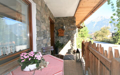 Chalet Astholz: Pflanze, Eigentum, Fenster, Gebäude, Blumentopf, Blume, Tabelle, Zimmerpflanze, Interior Design, Holz