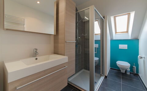 Skyview with Parking and Balcony: Badewanne, Armatur, Zapfhahn, Badezimmer, Gebäude, Fussboden, Flooring, Komfort, Haus