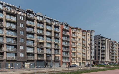 Skyview with Parking and Balcony: Himmel, Gebäude, Fenster, Urban Design, Haus, Tower Block, Eigentumswohnung, Pflanze, Baum, Wohngebiet