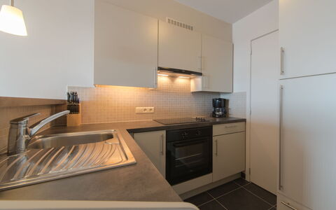 Skyview with Parking and Balcony: Cabinetry, Zapfhahn, Spüle, Countertop, Eigentum, Sinken, Armatur, Gebäude, Herd, Küche