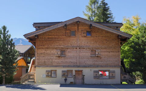 Chalet sans Soucis: Himmel, Fenster, Gebäude, Baum, Holz, Haus, Hütte, Steigung, Tür, Abstellgleis