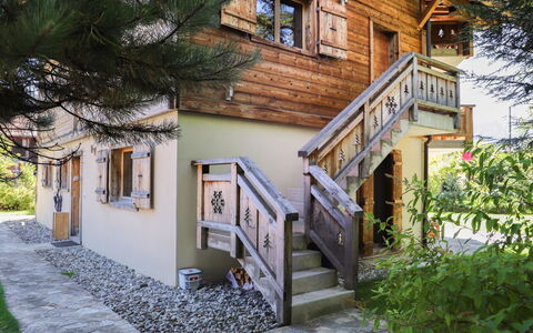 Chalet sans Soucis: Pflanze, Gebäude, Eigentum, Fenster, Haus, Treppe, Die Architektur, Hütte, Holz