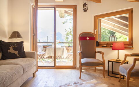 Chalet sans Soucis: Möbel, Eigentum, Fenster, Gebäude, Komfort, Holz, Schatten, Textil, Interior Design, Stuhl