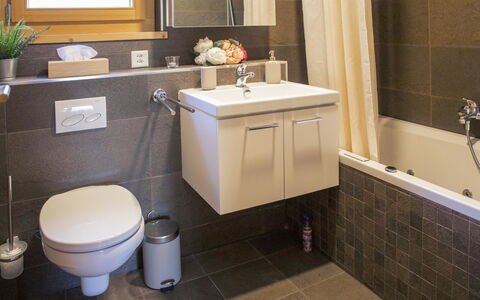 Chalet sans Soucis: Spiegel, Zapfhahn, Armatur, Sinken, Pflanze, Eigentum, Bad Sink, Badezimmerschrank, Badezimmer, Lila