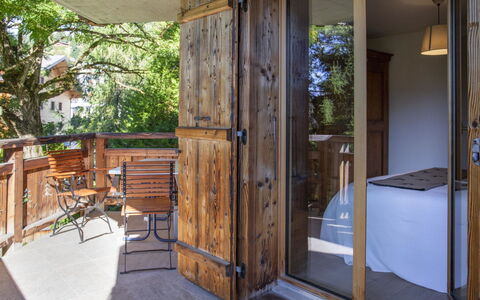 Chalet sans Soucis: Eigentum, Möbel, Pflanze, Holz, Tür, Schatten, Interior Design, Holzbeize, Fussboden