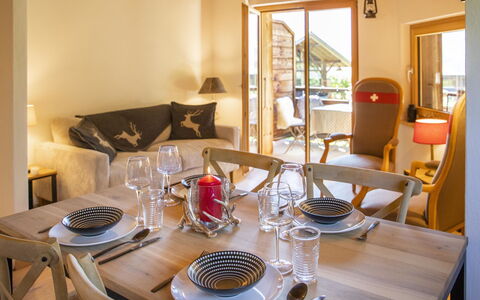 Chalet sans Soucis: Tabelle, Möbel, Eigentum, Geschirr, Stuhl, Dishware, Textil, Komfort, Interior Design, Holz