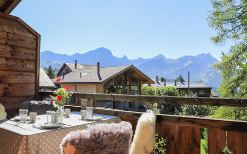 Chalet sans Soucis: Himmel, Gebäude, Eigentum, Berg, Pflanze, Tabelle, Blumentopf, Fenster, Stuhl, Holz