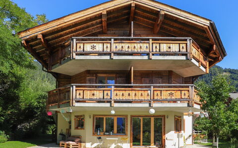 Chalet sans Soucis: Himmel, Pflanze, Eigentum, Gebäude, Fenster, Baum, Holz, Hütte, Abstellgleis, Grundeigentum