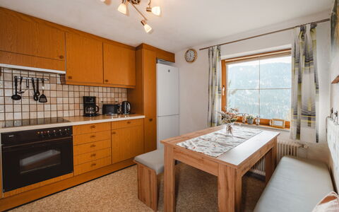 Dachstein Südwand: Möbel, Interior Design, Holz, Flooring, Küche, Decke, Fussboden, Cabinetry, Countertop, Zimmer
