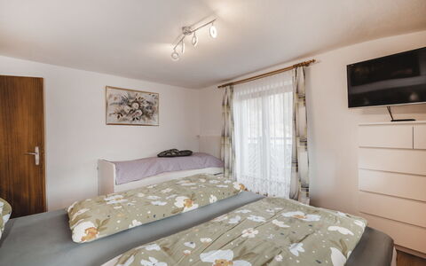 Dachstein Südwand: Möbel, Bett, Schlafzimmer, Interior Design, Bettdecke, Bedding, Decke, Linens, Zimmer, Zuhause