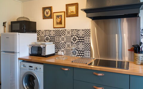 Le Glaude: Cabinetry, Wäschekammer, Countertop, Möbel, Eigentum, Küche, Herd, Holz, Küchengerät, Interior Design