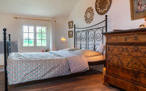 Le Glaude: Eigentum, Möbel, Fenster, Holz, Interior Design, Bilderrahmen, Komfort, Fussboden, Flooring, Schatten