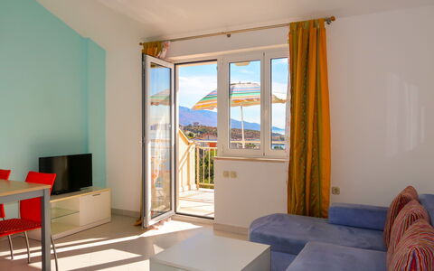 Senj 114: Möbel, Eigentum, Azurblau, Komfort, Fenster, Interior Design, Holz, Schatten, Wohnzimmer, Vorhang
