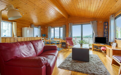 Lodge 9: Couch, Möbel, Tabelle, Gebäude, Komfort, Fenster, Holz, Interior Design, Studio Couch, Fussboden