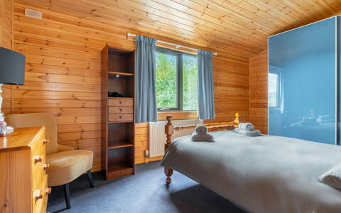 Lodge 9: Gebäude, Möbel, Cabinetry, Komfort, Fenster, Holz, Interior Design, Bettrahmen, Lampe, Fernsehen