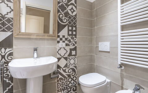Agapanti House: Spiegel, Armatur, Zapfhahn, Sinken, Bad Sink, Eigentum, Weiss, Badezimmer, Lila, Schwarz