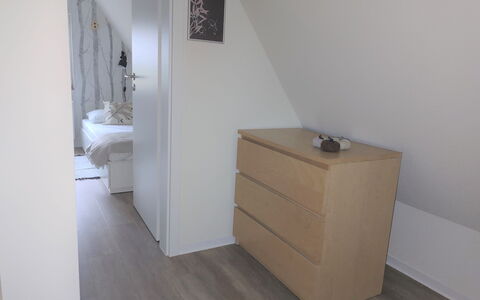 Waldoase: Sinken, Armatur, Cabinetry, Badezimmer, Holz, Zapfhahn, Spiegel, Fussboden, Flooring, Wand