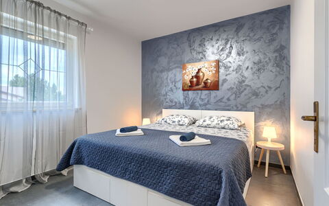 Labin 389: Bett, Schlafzimmer, Interior Design, Möbel, Bedding, Bettdecke, Linens, Fussboden, Textil, Flooring