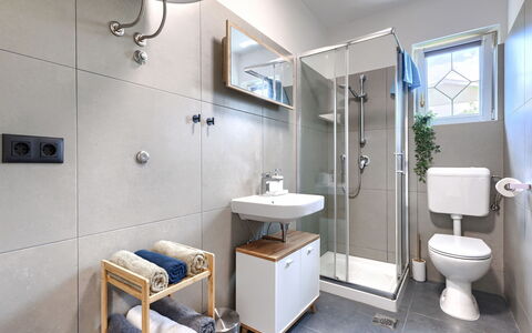 Labin 389: Interior Design, Flooring, Armatur, Badezimmer, Fussboden, Toilette, Toilleten Sitz, Sinken, Zapfhahn, Installation