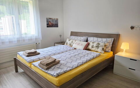 Sunnmatt Süd Wohnung 432: Bett, Schlafzimmer, Möbel, Holz, Bedding, Bettdecke, Interior Design, Flooring, Fussboden, Bettrahmen