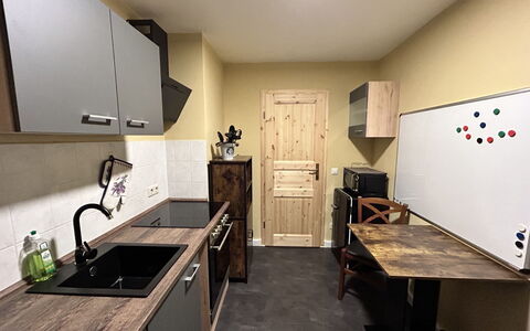 Räuberhauptmann Karasek: Spüle, Sinken, Zapfhahn, Cabinetry, Countertop, Armatur, Holz, Gebäude, Interior Design, Flooring