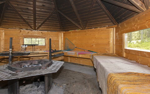 Osmola: Bett, Möbel, Schlafzimmer, Interior Design, Bedding, Bettdecke, Flooring, Holz, Fussboden, Zimmer