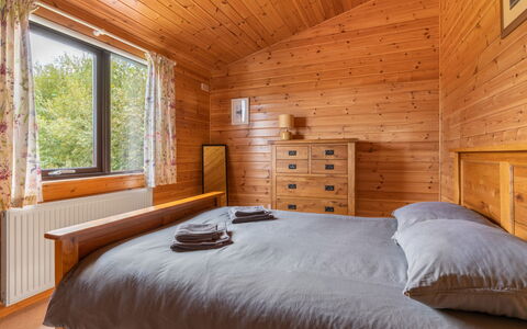 Loch Side Lodge 8: Möbel, Eigentum, Bilderrahmen, Azurblau, Holz, Beleuchtung, Interior Design, Komfort, Fussboden, Flooring