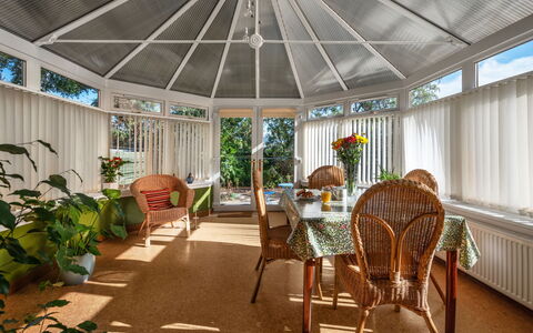 Sullivan: Pflanze, Möbel, Gebäude, Tabelle, Stuhl, Interior Design, Schatten, Gartenmöbel, Zimmerpflanze, Fussboden