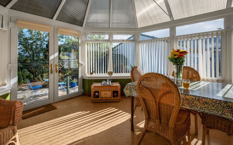 Sullivan: Tabelle, Gebäude, Eigentum, Möbel, Pflanze, Stuhl, Fenster, Holz, Interior Design, Beleuchtung