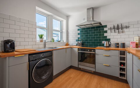 Sullivan: Möbel, Eigentum, Bilderrahmen, Azurblau, Holz, Beleuchtung, Interior Design, Komfort, Fussboden, Flooring
