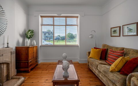 Sullivan: Möbel, Eigentum, Bilderrahmen, Azurblau, Holz, Beleuchtung, Interior Design, Komfort, Fussboden, Flooring