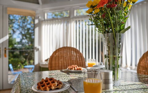 Sullivan: Essen, Blume, Geschirr, Tabelle, Dishware, Orange, Pflanze, Zutat, Teller, Interior Design