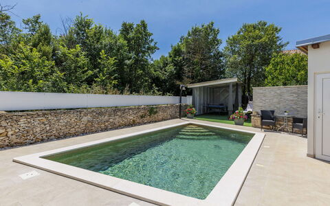 Marija: Schwimmbad, Verbundwerkstoff, Garten, Water Feature, Hinterhof, Beton, Estate, Landscaping, Schatten, Resort