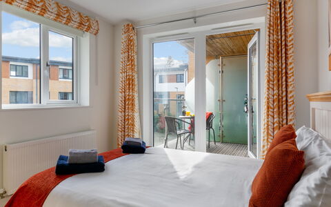 The Saltings: Möbel, Fenster, Gebäude, Komfort, Azurblau, Holz, Schatten, Fussboden, Bettrahmen, Flooring