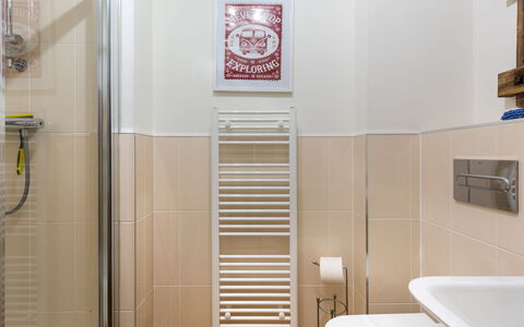 The Saltings: Armatur, Interior Design, Badewanne, Badezimmer, Fussboden, Tür, Flooring, Zapfhahn, Gebäude